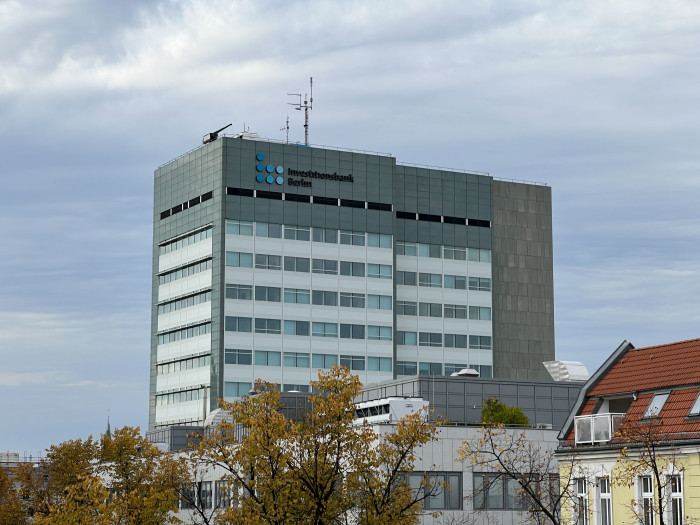 Das iPhone 13 Pro hingegen schafft eine dreifache optische Vergrößerung ...